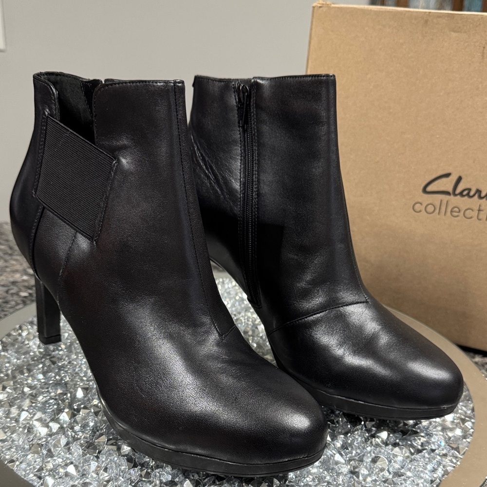 Clarks Amber rise Black leather Heeled Ankle Boots NEW 11M - Picture 3 of 14